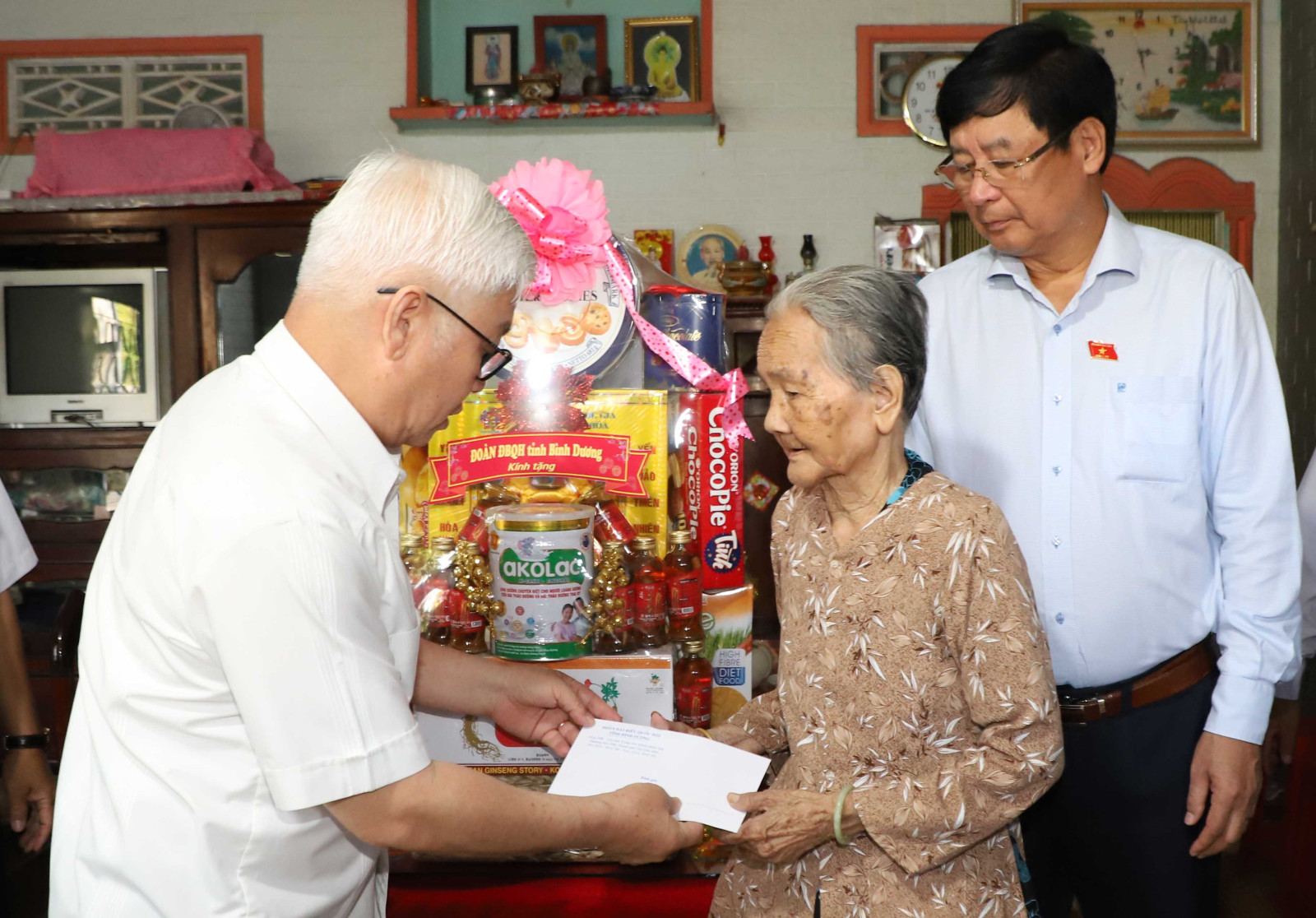 Bí thư Tỉnh ủy Nguyễn Văn Lợi tặng quà cho Mẹ Việt Nam Anh hùng Nguyễn Thị Đính.